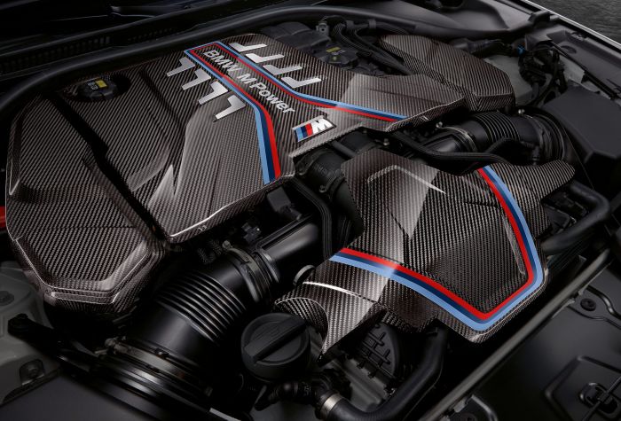 Картинка двигатель БМВ М5 (BMW M5 M Performance) под капотом