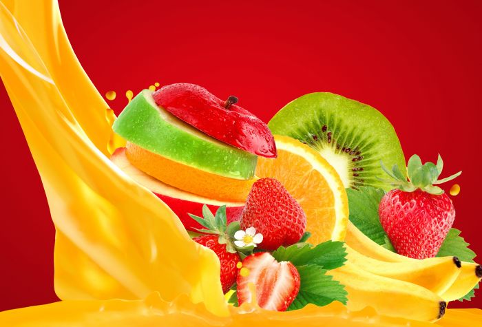 Картинка фруктовый сок с нарезанными фруктами и ягодами