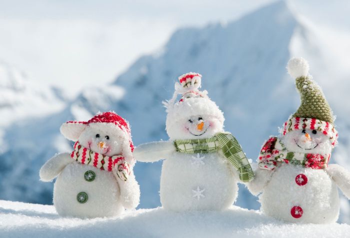Картинка три веселых снеговика на фоне заснеженных гор