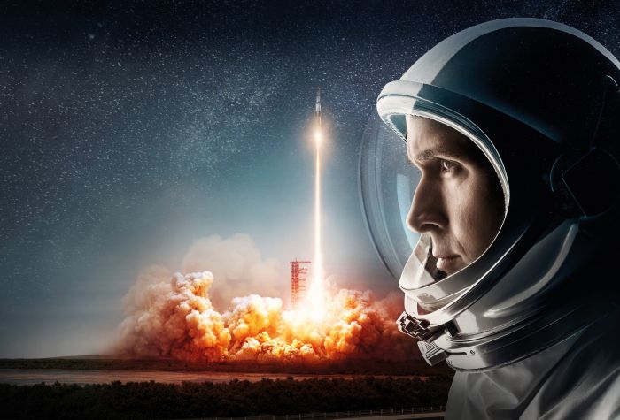 Картинка космонавт на фоне запуска ракеты в космос - 
