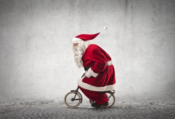 Картинка Дед Мороз едет на детском велосипеде