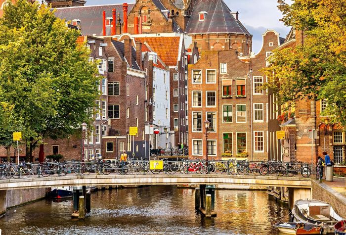 Картинка Амстердам, велосипеды на мосту на фоне домов