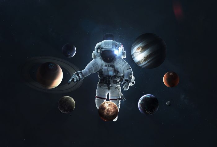 Картинка космонавт окруженный планетами в космосе