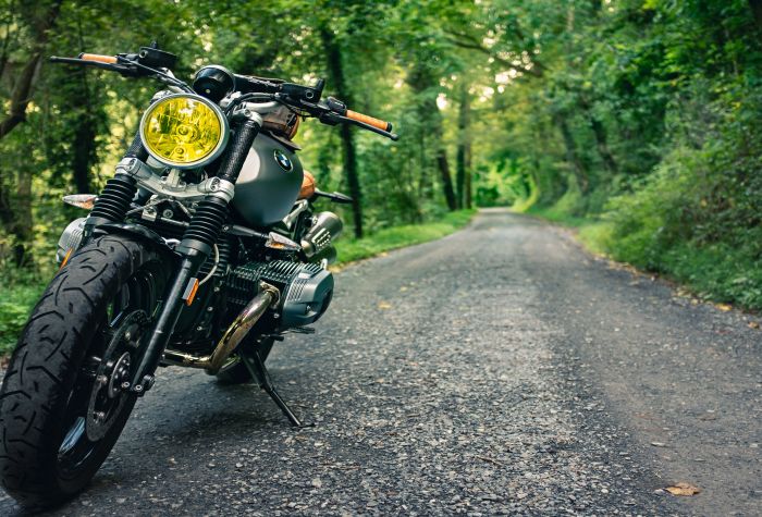 Картинка мотоцикл BMW на лесной дороге