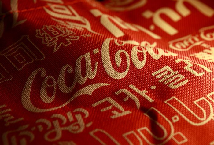 Картинка бренд Coca-Cola, надпись Кока кола возле иероглифов на ткани