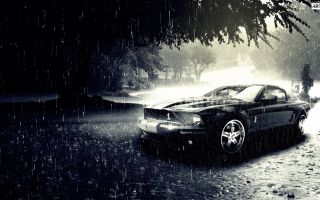 черно-белое фото машина Форд Мустанг под дождем