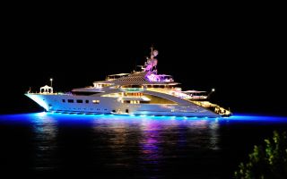 красивая и дорогая супер яхта ночью в море