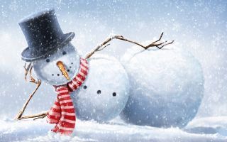 снеговик в шляпе лежит на снегу