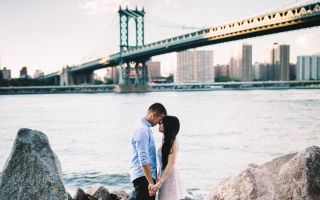 любовь, отношения, парень и девушка возле моста на реке