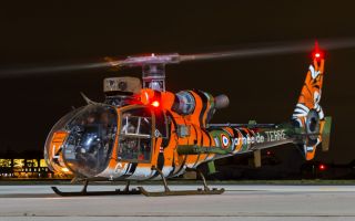 вертолет с тигровым окрасом на аэродроме