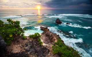 берег острова Бали, океан, закат, волны, растения, природа
