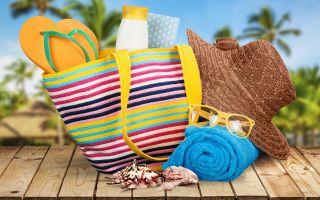 отдых, летняя сумка с шляпой, тапочками и полотенцем