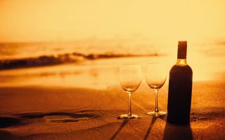 бутылка вина и два бокала, пляж, закат солнца
