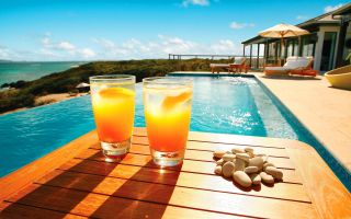 летний отдых, фруктовые напитки возле бассейна