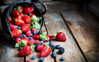 ягоды рассыпанные из корзины на пол, клубника, малина, ежевика, черника