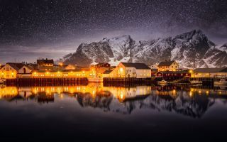 вечер, огни, городок Норвегии, озеро, горы, звездное небо, пейзаж