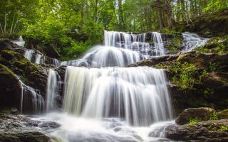 каскадный водопад, природа, пейзаж в лесу