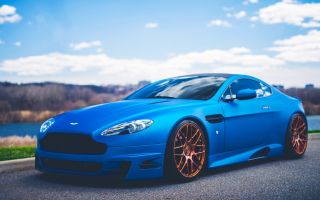 Aston Martin машина матовая синего цвета