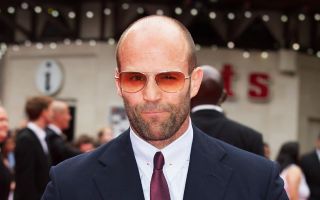 Jason Statham в костюме и очках