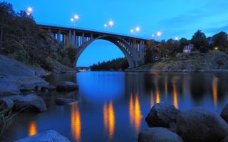 вечерние фонари на мосту Skurubron, Нака, Швеция