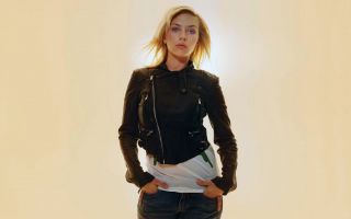красивая Scarlett Johansson в курточке