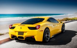 желтая машина Ferrari на набережной возле пляжа