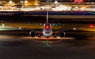 самолет Boeing 777 ночью возле аэродрома