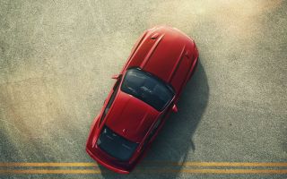 красный Форд Мустанг на дороге, вид сверху