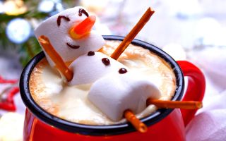 радостный снеговик в чашке с кофе