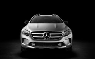 серый автомобиль Mercedes-Benz GLA на черном фоне