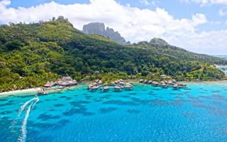 экзотический остров Бора-Бора с домиками на воде