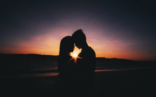 силуэт влюбленной пары на закате солнца