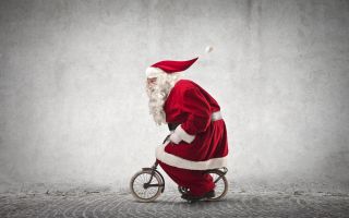 Дед Мороз едет на детском велосипеде