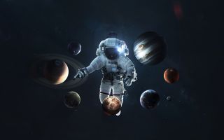 космонавт окруженный планетами в космосе
