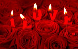 свечи I LOVE на красных бутонах, цветов роз