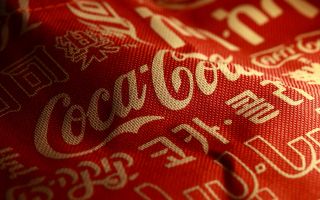 бренд Coca-Cola, надпись Кока кола возле иероглифов на ткани